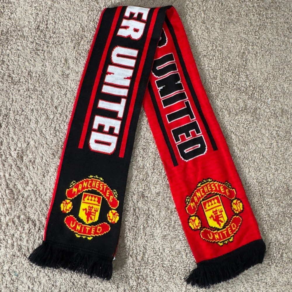 3380 | Vintage 1997 Manchester United Crest Soccer Scarf Red Black Made England